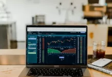 Por que as ações não estão sendo negociadas ao preço de fechamento do dia anterior