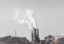 Qual é o fabricante dos televisores Skyworth?